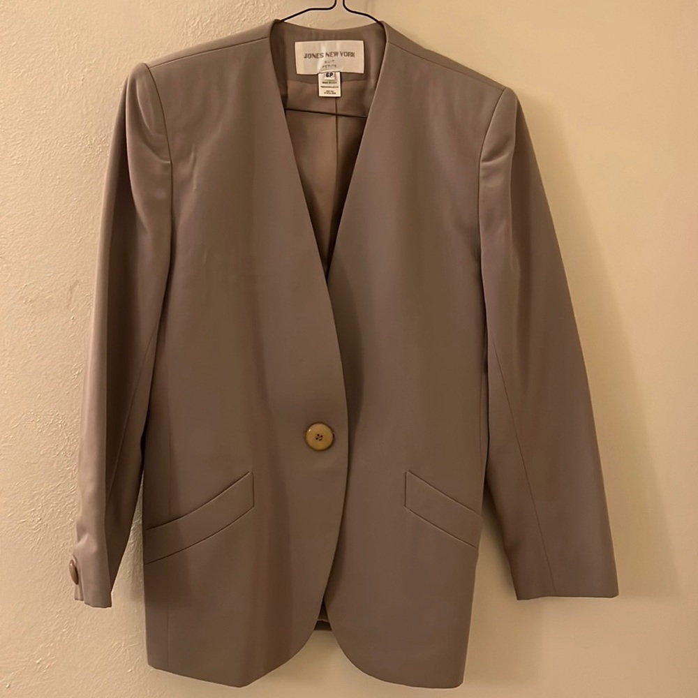 Jones New York 2 Piece Skirt Suit in Tan Beige Size 6P